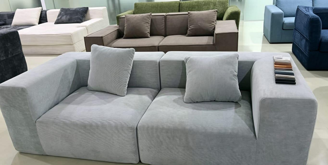 Canapé d'angle chaise longue coloris gris-bleuté, accoudoir arrondi