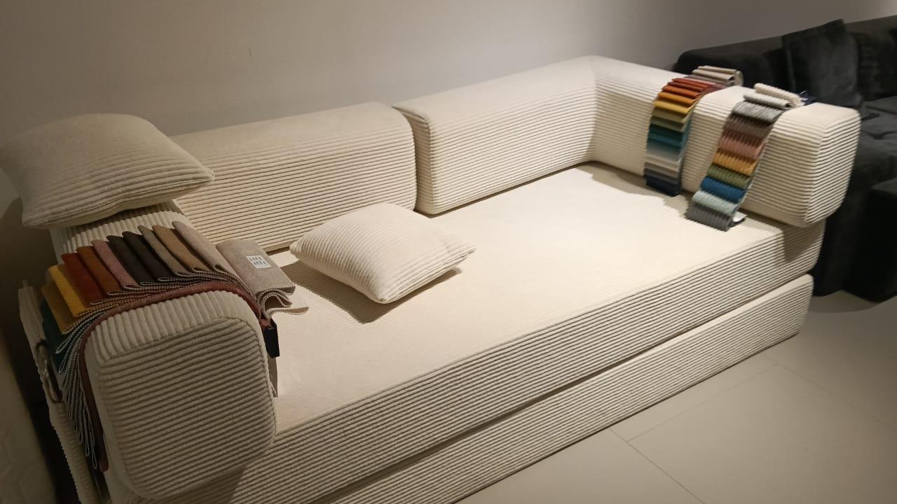 Canapé d'angle chaise longue coloris marron, coussins de dossier assortis
