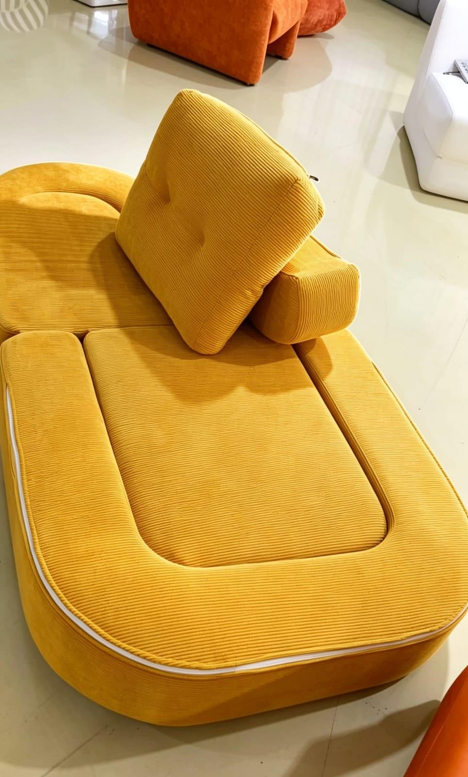 Canapé d'angle chaise longue coloris moutarde, coussins ronds