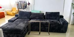 Canapé d'angle chaise longue coloris anthracite, dossier à coussins ronds sur fond blanc
