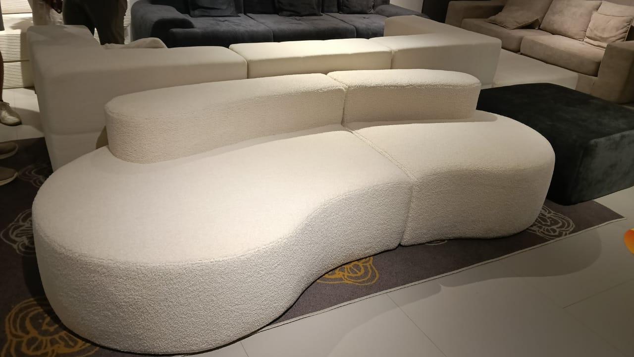 Canapé d'angle chaise longue coloris taupe, style cocooning