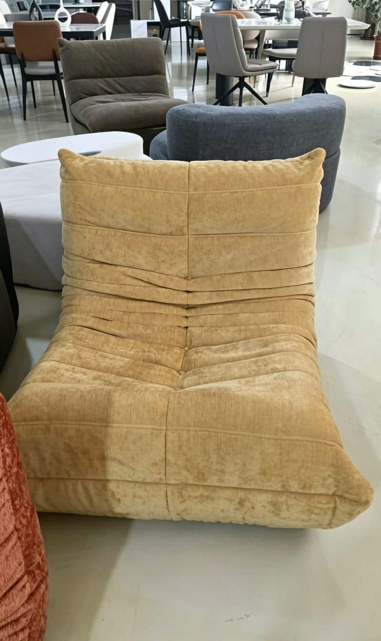 Fauteuil lounge coloris moutarde, velours lisse, assise enveloppante