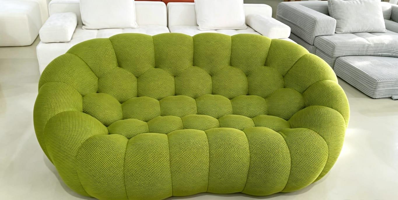 Fauteuil rond coloris vert, capitonnage arrondi, showroom