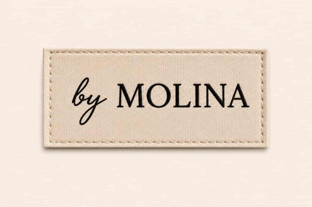Logo by MOLINA — étiquette tissu brodée